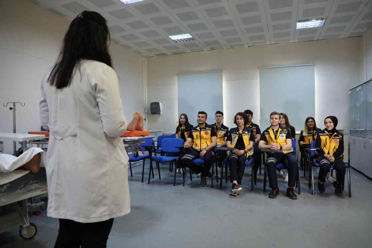 Başarılarıyla öne çıkan BARÜ’lü mezunlar iş başı yapıyor