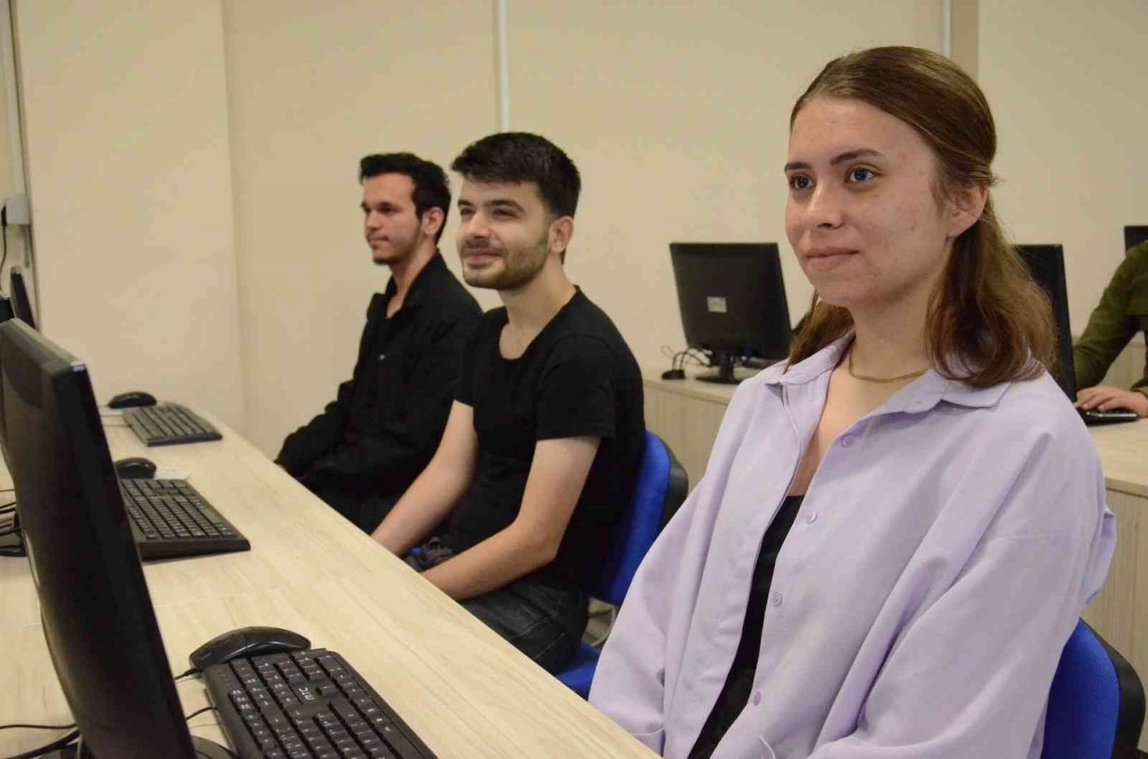 Başarılarıyla öne çıkan BARÜ’lü mezunlar iş başı yapıyor