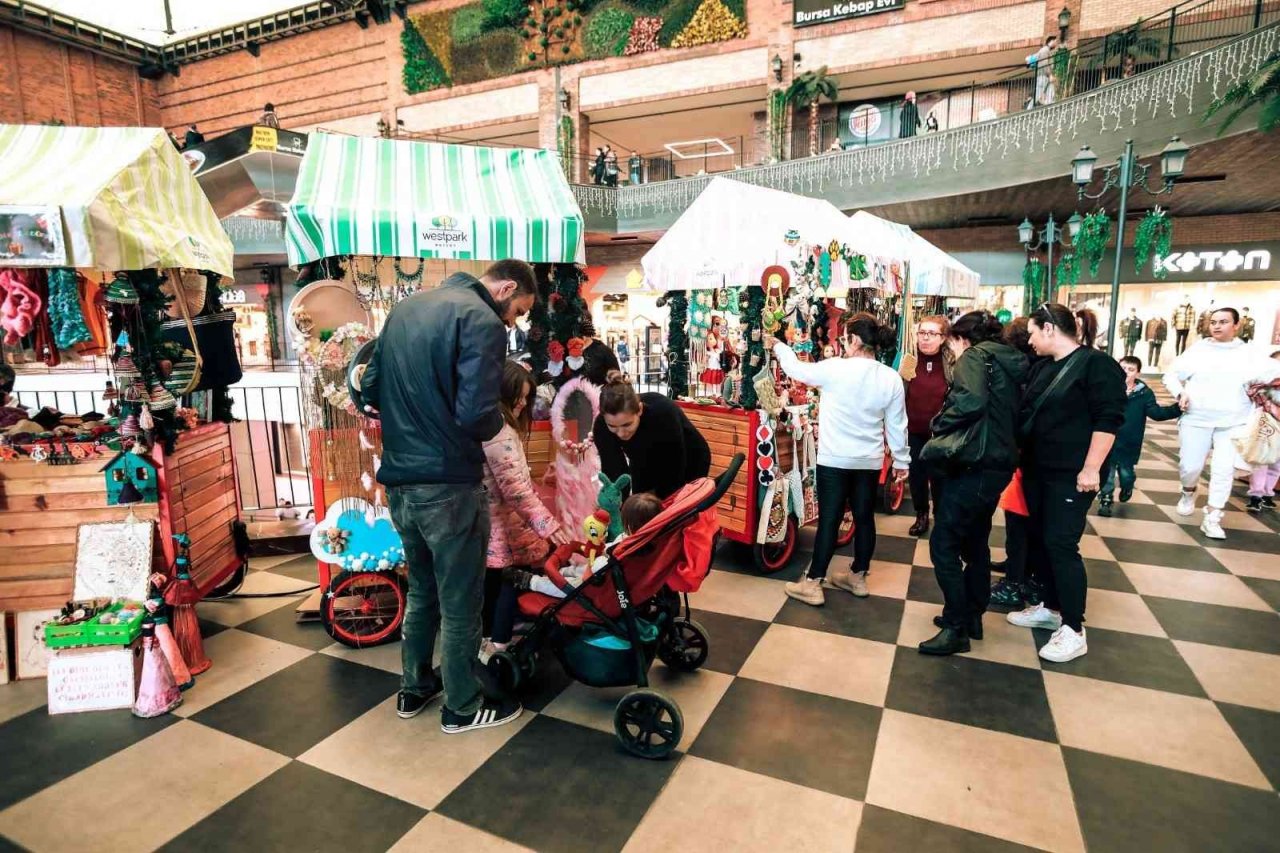 Bayraklı’da kadınlar el emeği ürünlerini satışa sundu