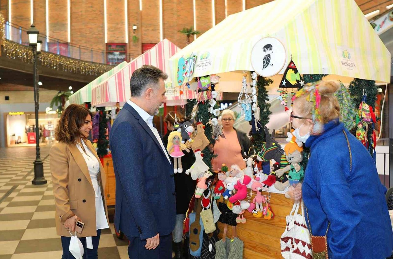 Bayraklı’da kadınlar el emeği ürünlerini satışa sundu