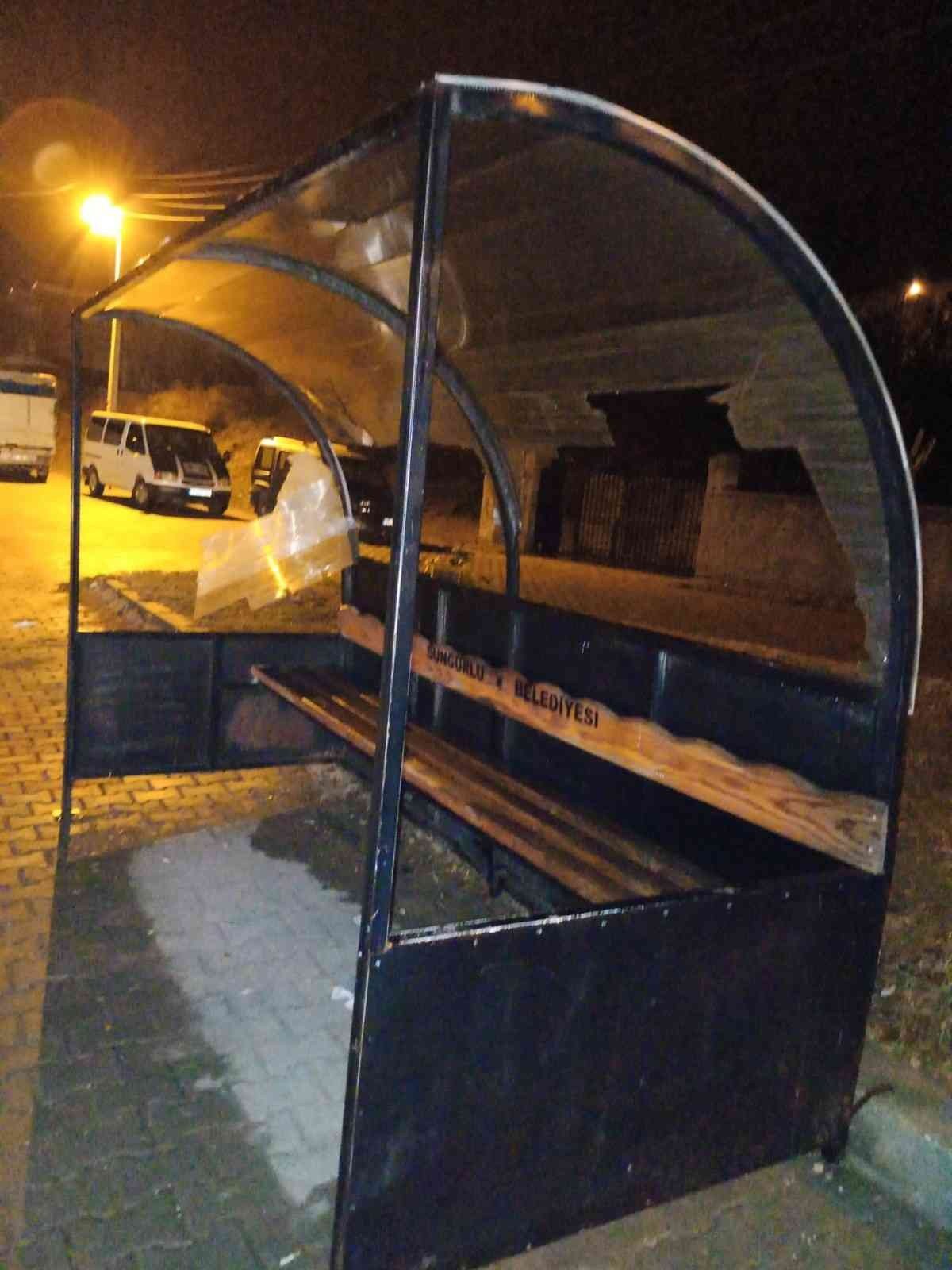 Magandalar otobüs durağına zarar verdiler