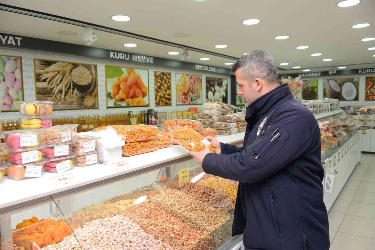 Bozüyük’te kuruyemişçiler denetlendi