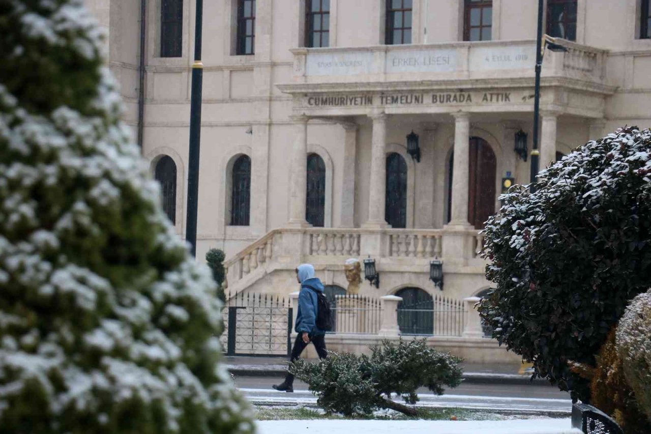 Şehir merkezine mevsimin ilk karı düştü