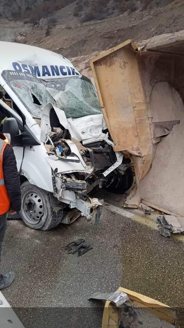 Kamyon yolcu minibüsü ile çarpıştı: 1 ölü, 7 yaralı