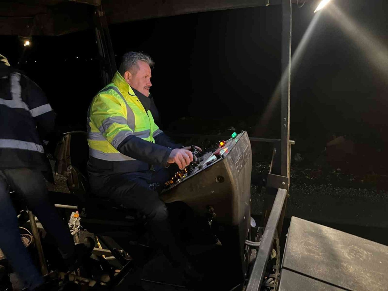 Cumayeri Belediyesi gece gündüz asfalt seriliyor