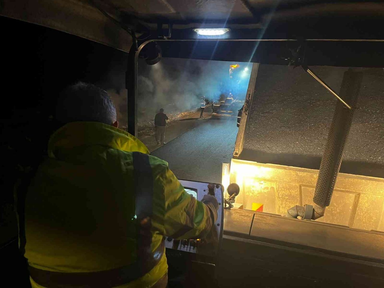 Cumayeri Belediyesi gece gündüz asfalt seriliyor