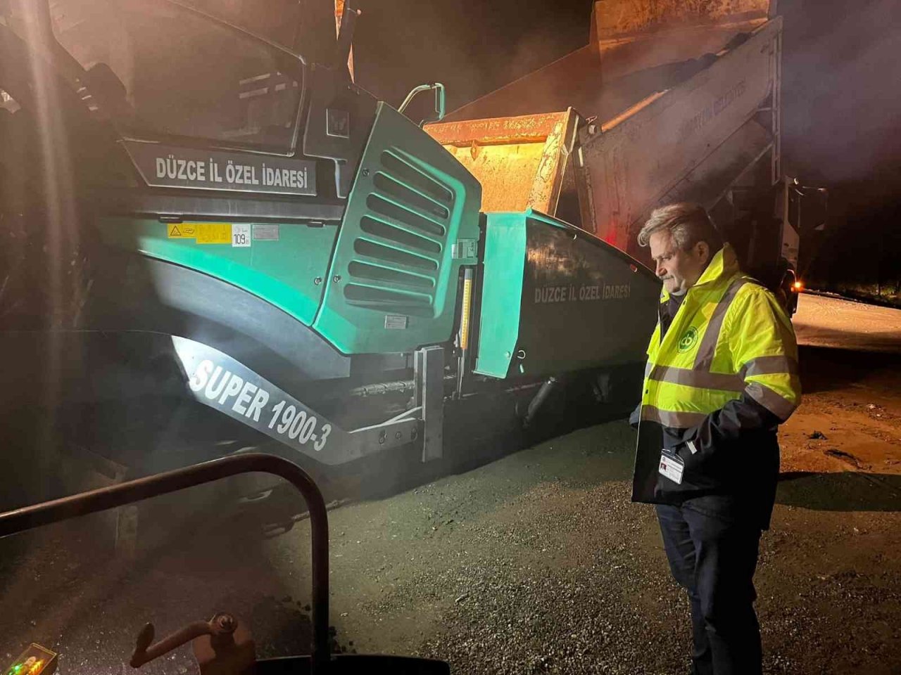 Cumayeri Belediyesi gece gündüz asfalt seriliyor