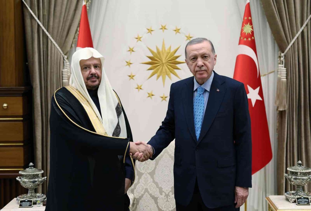 Cumhurbaşkanı Erdoğan, Suudi Arabistan Şura Meclisi Başkanı Abdullah Muhammed İbrahim Al-Sheikh’i kabul etti.