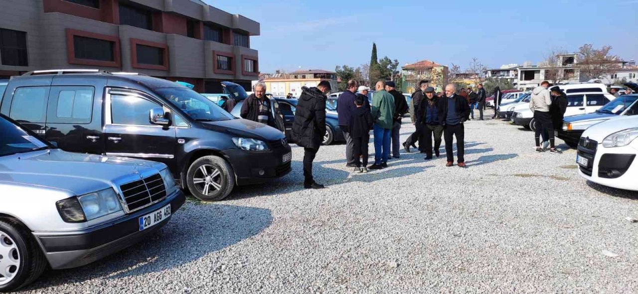 Yılbaşı öncesi oto pazarında yoğunluk