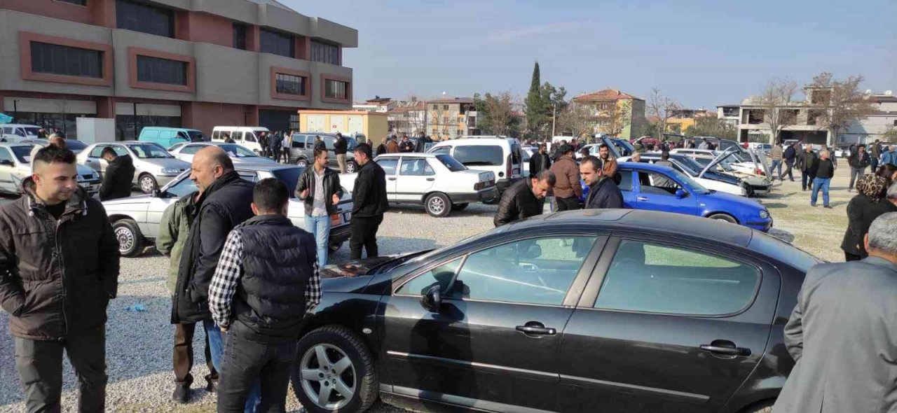 Yılbaşı öncesi oto pazarında yoğunluk