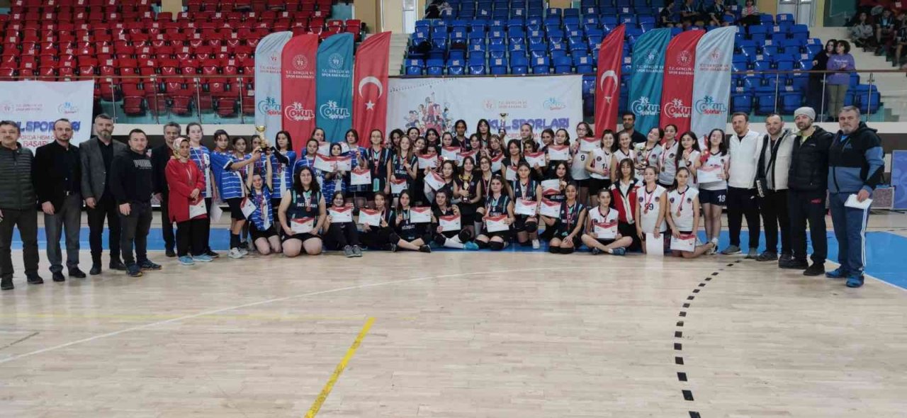 Yıldızlar Voleybolda birinci Bilgi Orta Okulu oldu