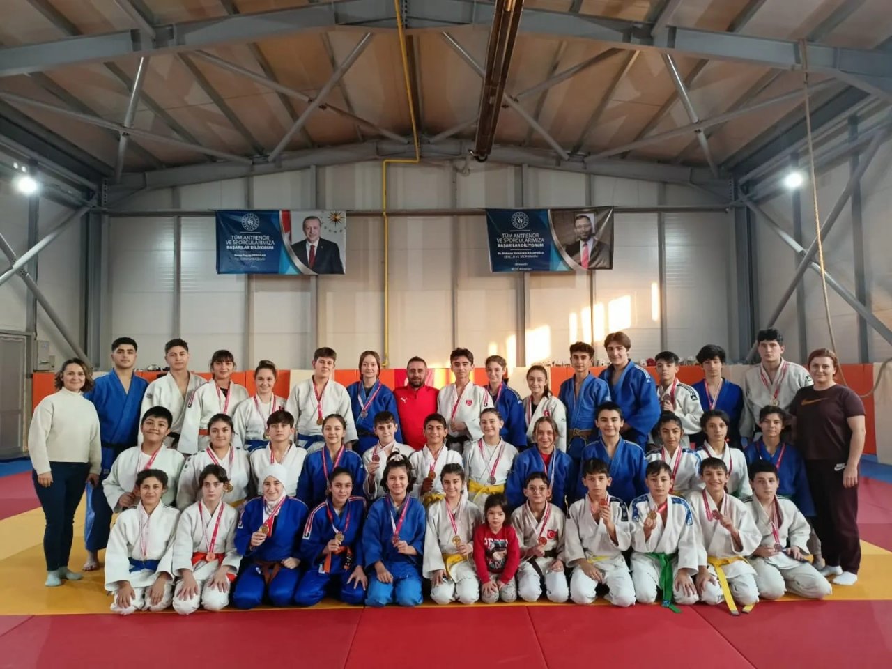 50 sporcu dereceye girmek için yarıştı