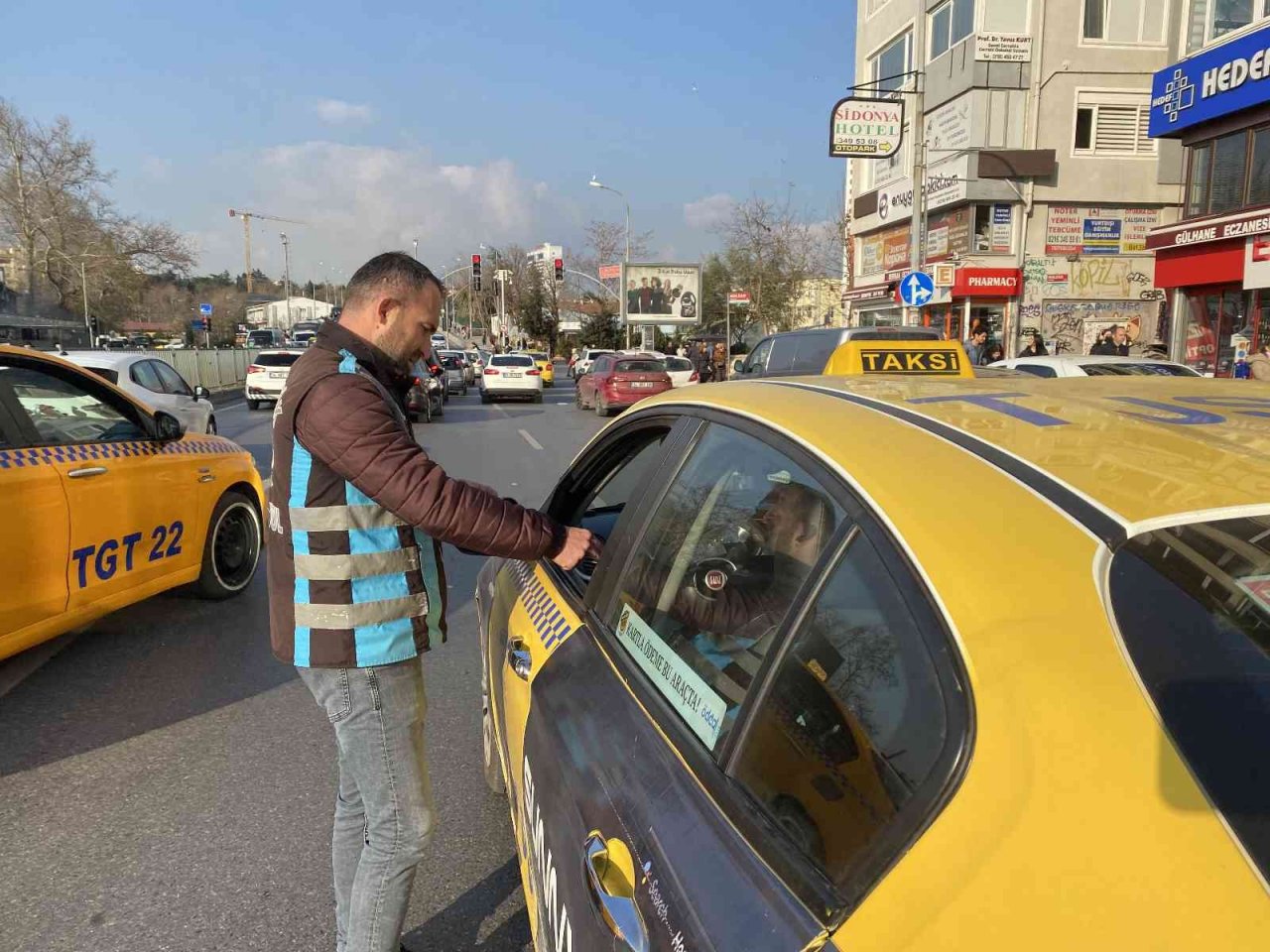 Kadıköy’de çay içerken denetime takılan taksi sürücüsünden ilginç savunma: “Telefon değil ki bu çay”