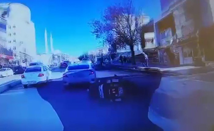 Hatalı şerit değiştirip motosikletliye çarptı, arkasına dahi bakmadan kaçtı