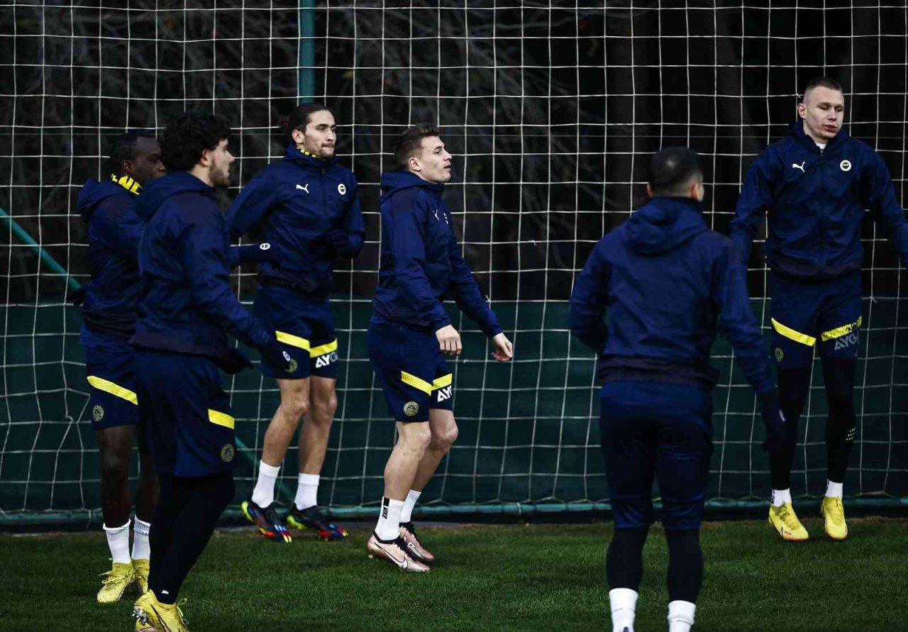 Fenerbahçe, Hatayspor maçı öncesi kampa girdi