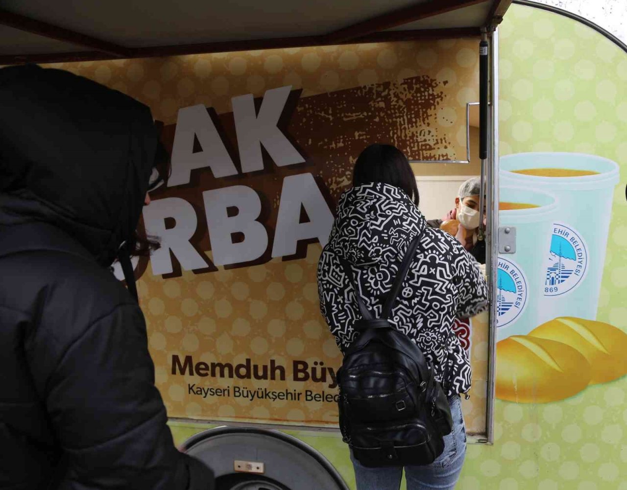 Gençler, Büyükşehir’in ‘bardakta sıcak çorba’ ikramını çok sevdi