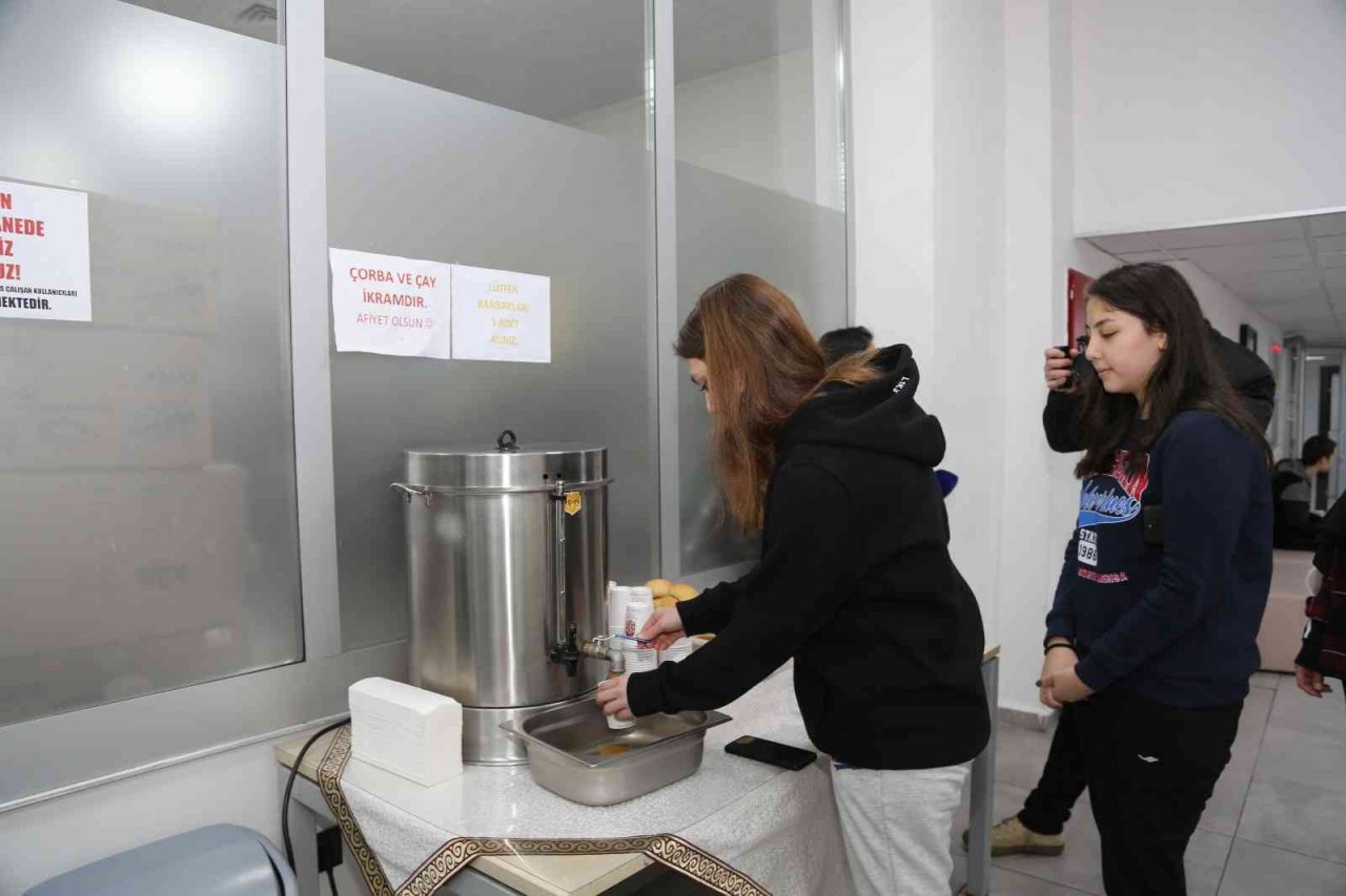 Gençler, Büyükşehir’in ‘bardakta sıcak çorba’ ikramını çok sevdi