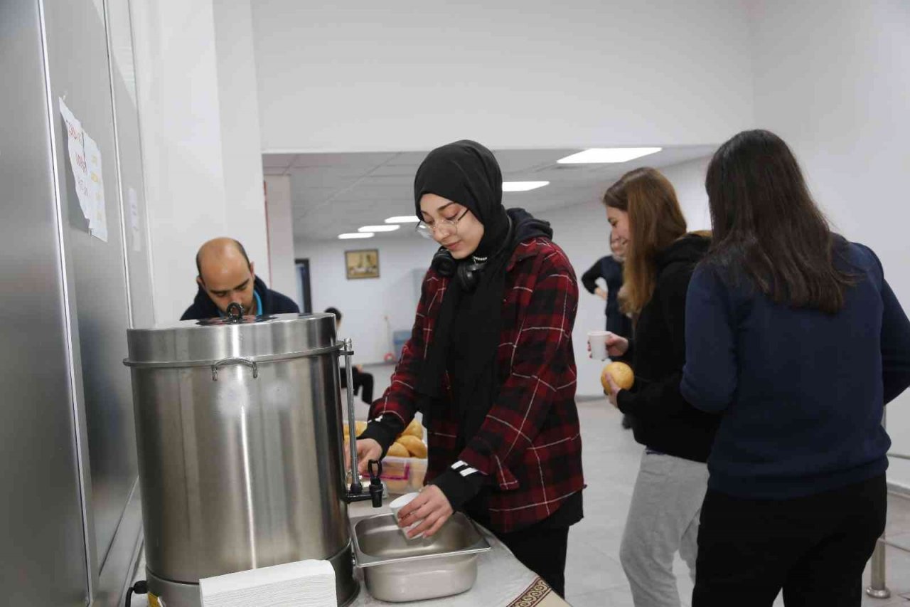 Gençler, Büyükşehir’in ‘bardakta sıcak çorba’ ikramını çok sevdi