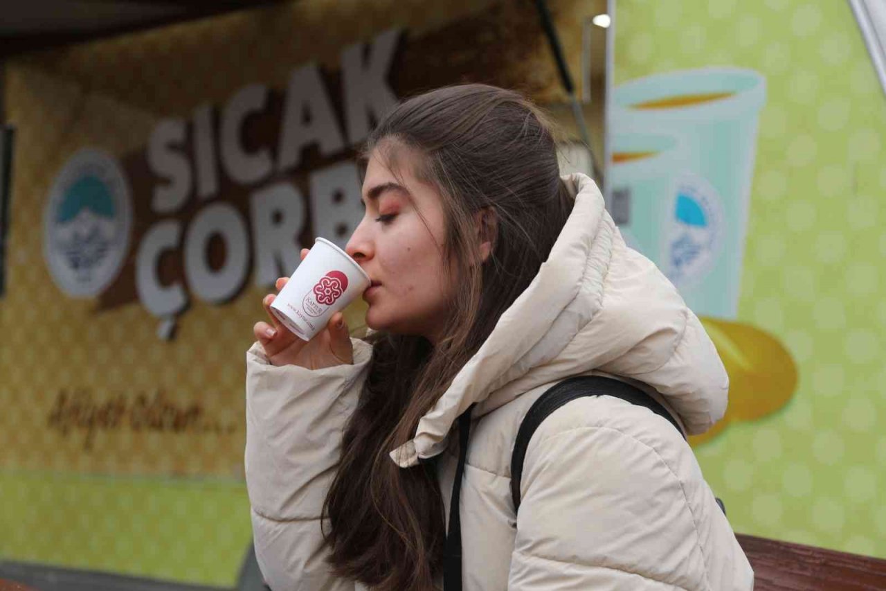 Gençler, Büyükşehir’in ‘bardakta sıcak çorba’ ikramını çok sevdi