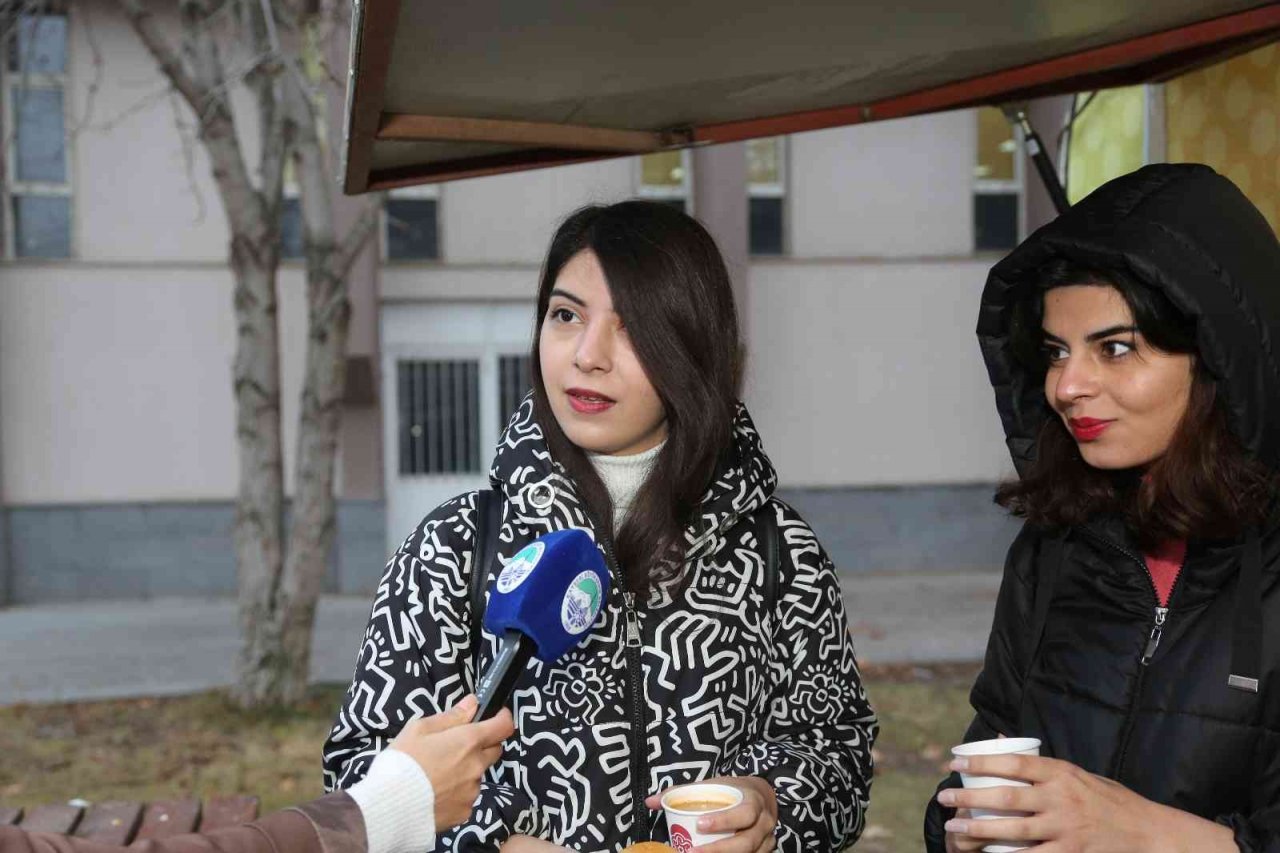 Gençler, Büyükşehir’in ‘bardakta sıcak çorba’ ikramını çok sevdi