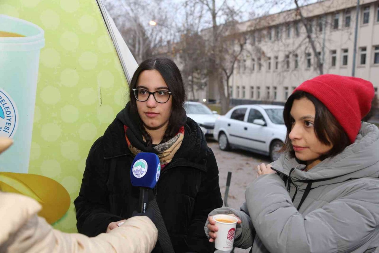 Gençler, Büyükşehir’in ‘bardakta sıcak çorba’ ikramını çok sevdi