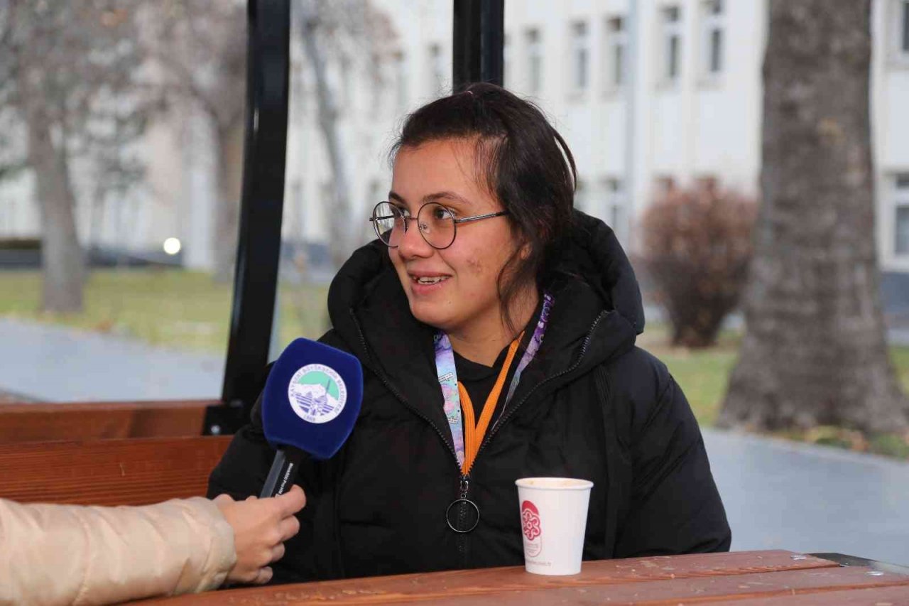 Gençler, Büyükşehir’in ‘bardakta sıcak çorba’ ikramını çok sevdi