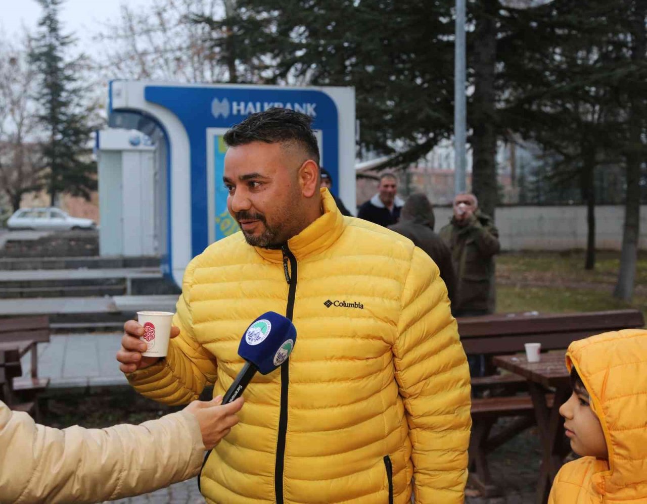 Gençler, Büyükşehir’in ‘bardakta sıcak çorba’ ikramını çok sevdi