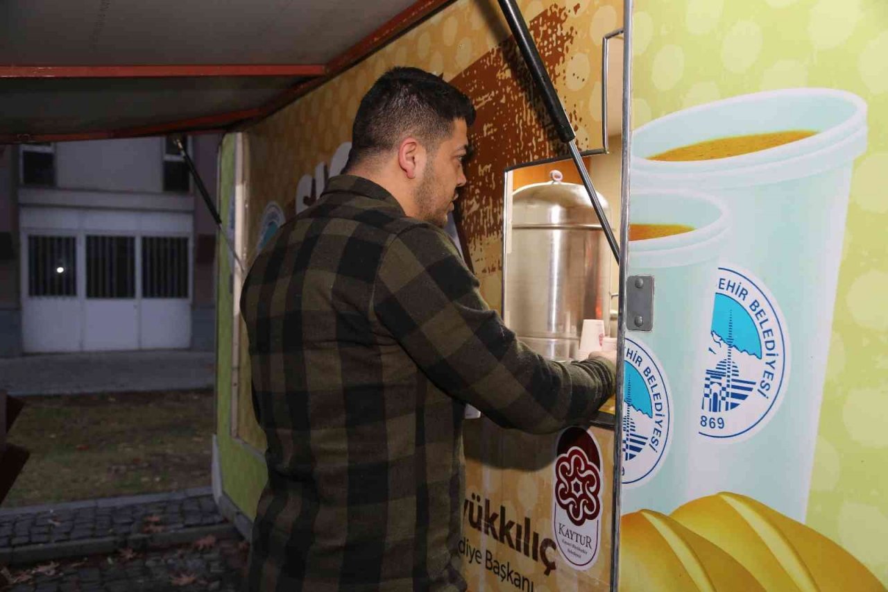 Gençler, Büyükşehir’in ‘bardakta sıcak çorba’ ikramını çok sevdi