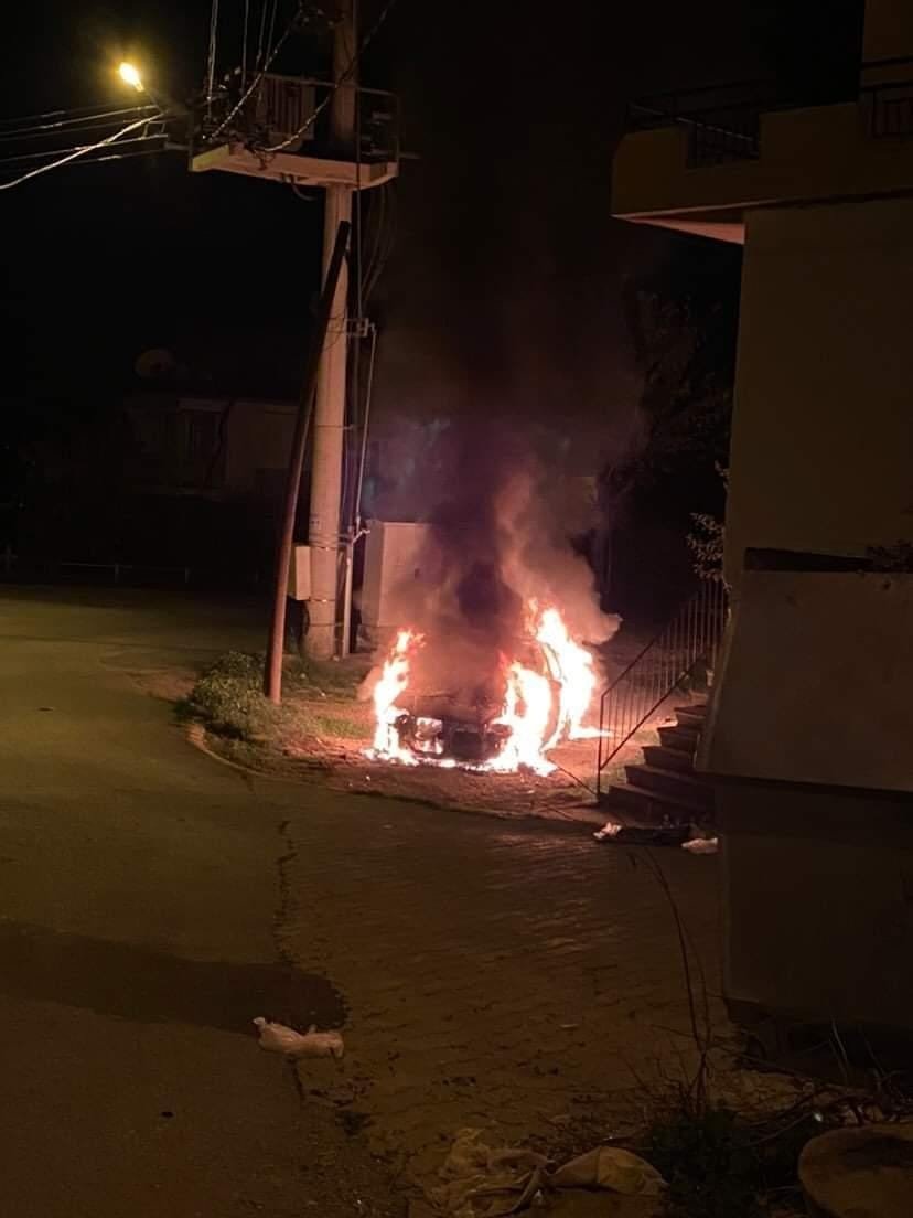 Park halindeki otomobil, ön ve arka kısımlarından aynı anda alev aldı