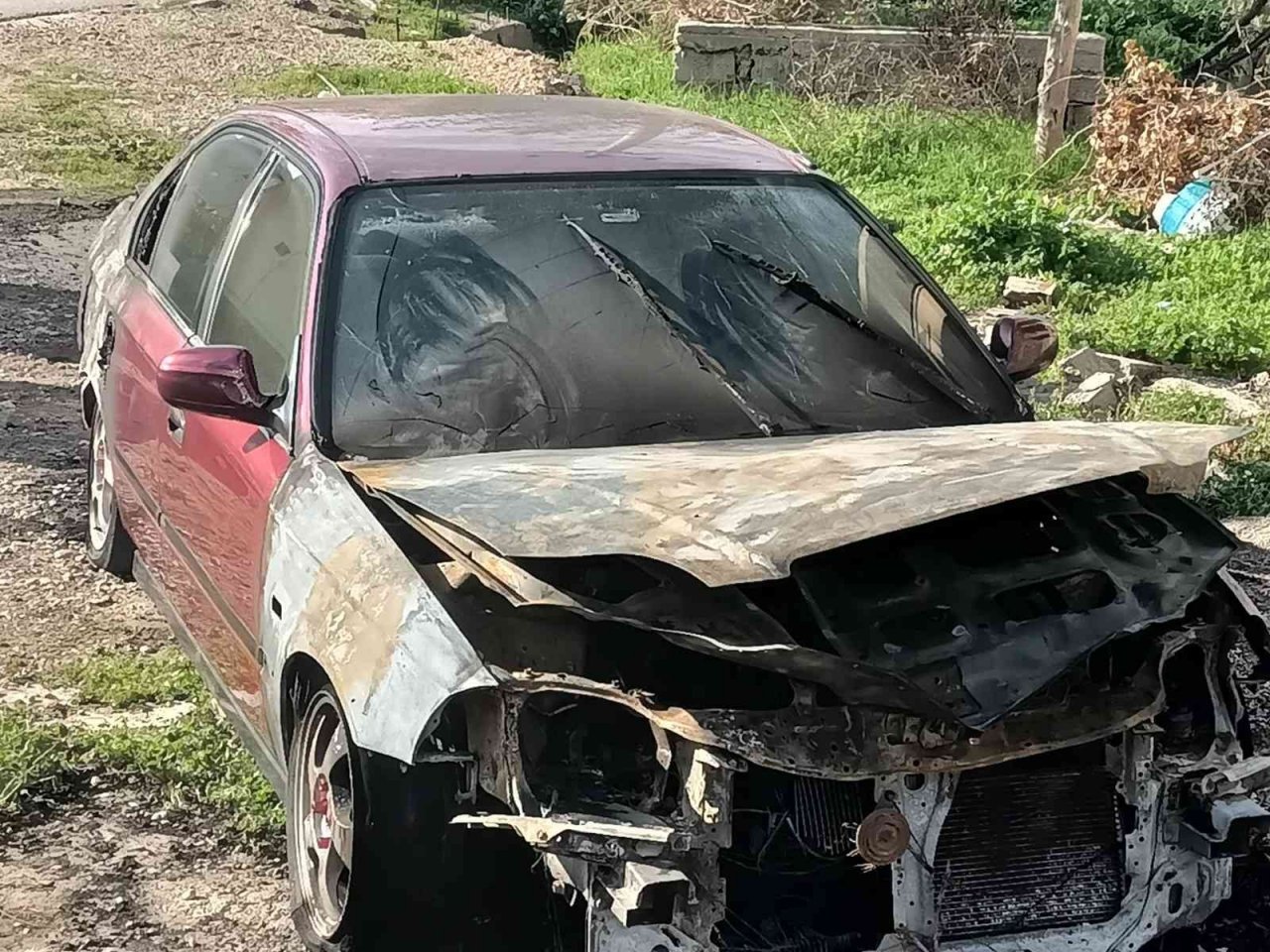 Park halindeki otomobil, ön ve arka kısımlarından aynı anda alev aldı