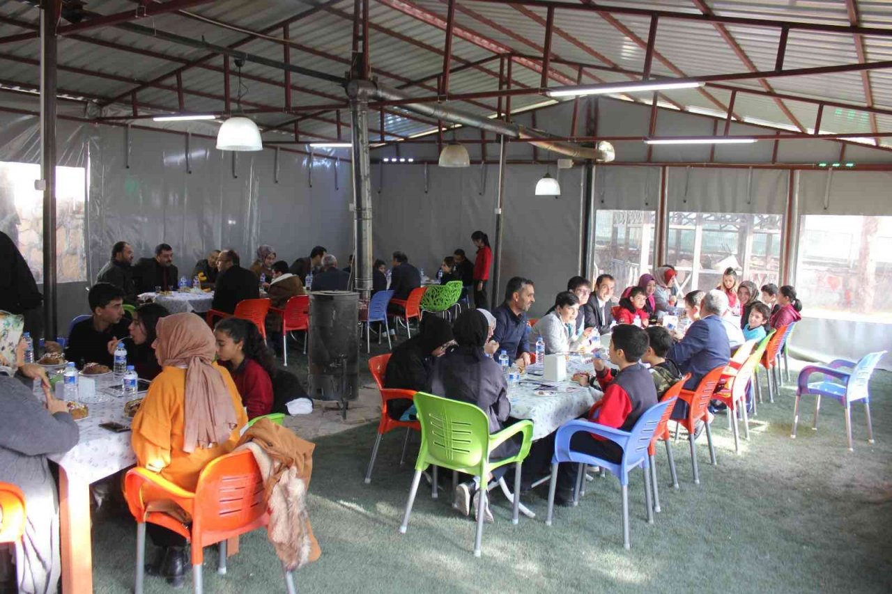 İlçede yetiştirildi, öğrencilere ikram edildi