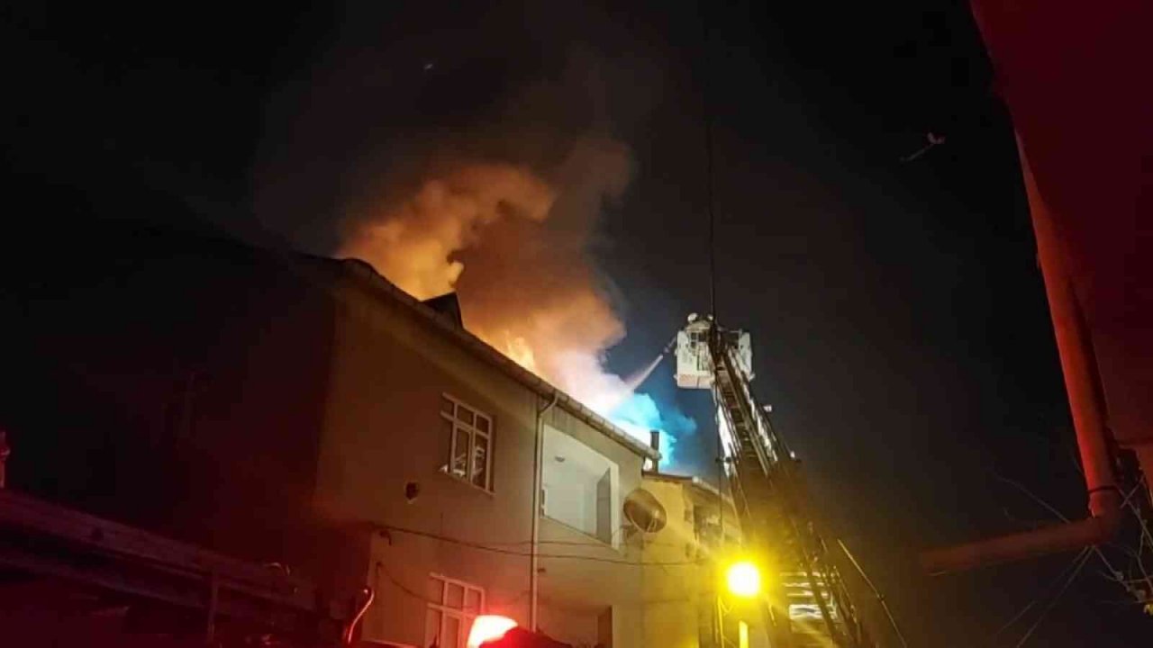 Sultanbeyli’de alevler geceyi aydınlattı: 3 katlı binanın çatısı alevlere teslim oldu