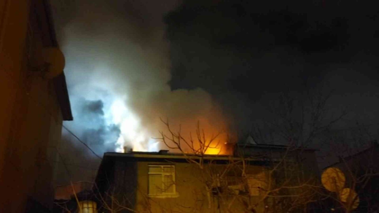 Sultanbeyli’de alevler geceyi aydınlattı: 3 katlı binanın çatısı alevlere teslim oldu