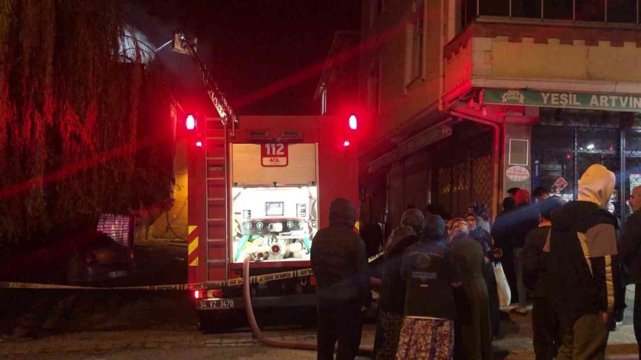 Sultanbeyli’de alevler geceyi aydınlattı: 3 katlı binanın çatısı alevlere teslim oldu