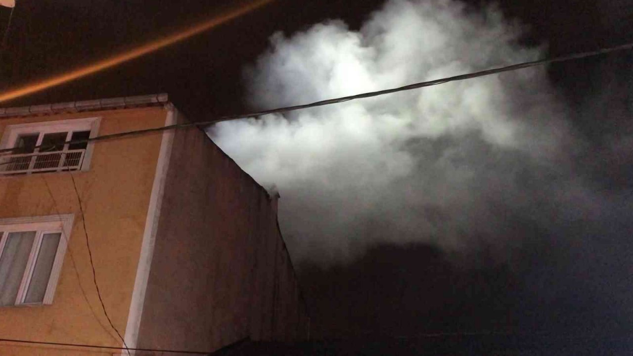 Sultanbeyli’de alevler geceyi aydınlattı: 3 katlı binanın çatısı alevlere teslim oldu