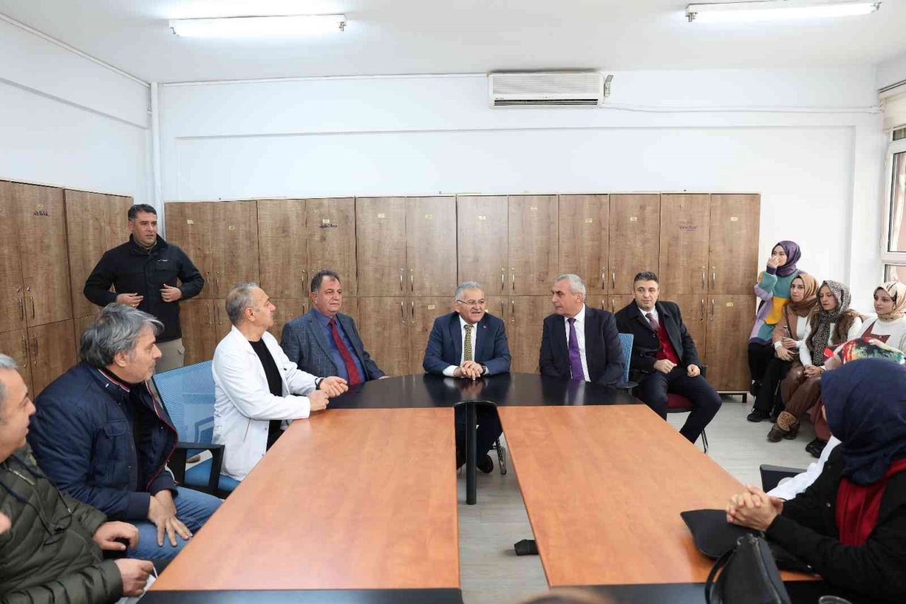 Başkan Büyükkılıç, gençlerle kucaklaştı