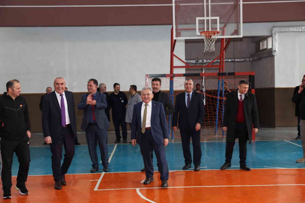 Başkan Büyükkılıç, gençlerle kucaklaştı