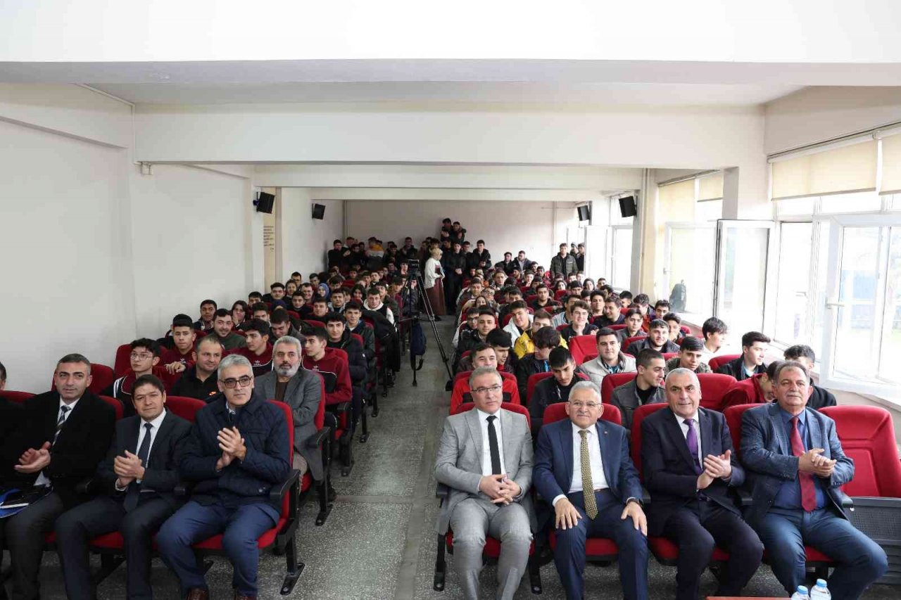 Başkan Büyükkılıç, gençlerle kucaklaştı