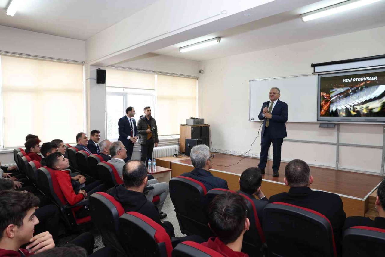 Başkan Büyükkılıç, gençlerle kucaklaştı