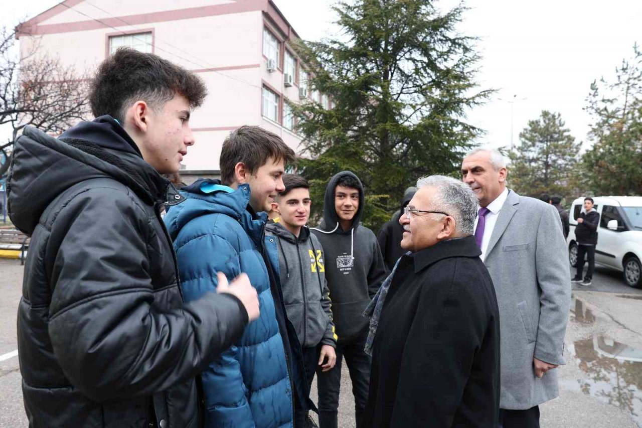 Başkan Büyükkılıç, gençlerle kucaklaştı