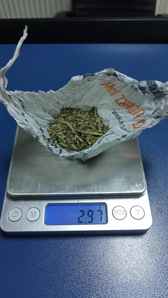 Güven timlerini görünce kaçmaya çalışan torbacı yakalandı