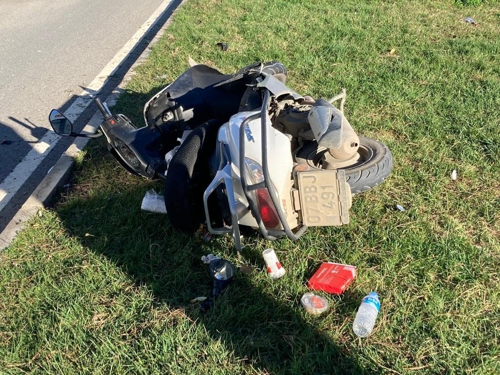 Yaya geçidindeki motosiklete çarpmamak için manevra yapan sürücü kaza yaptı