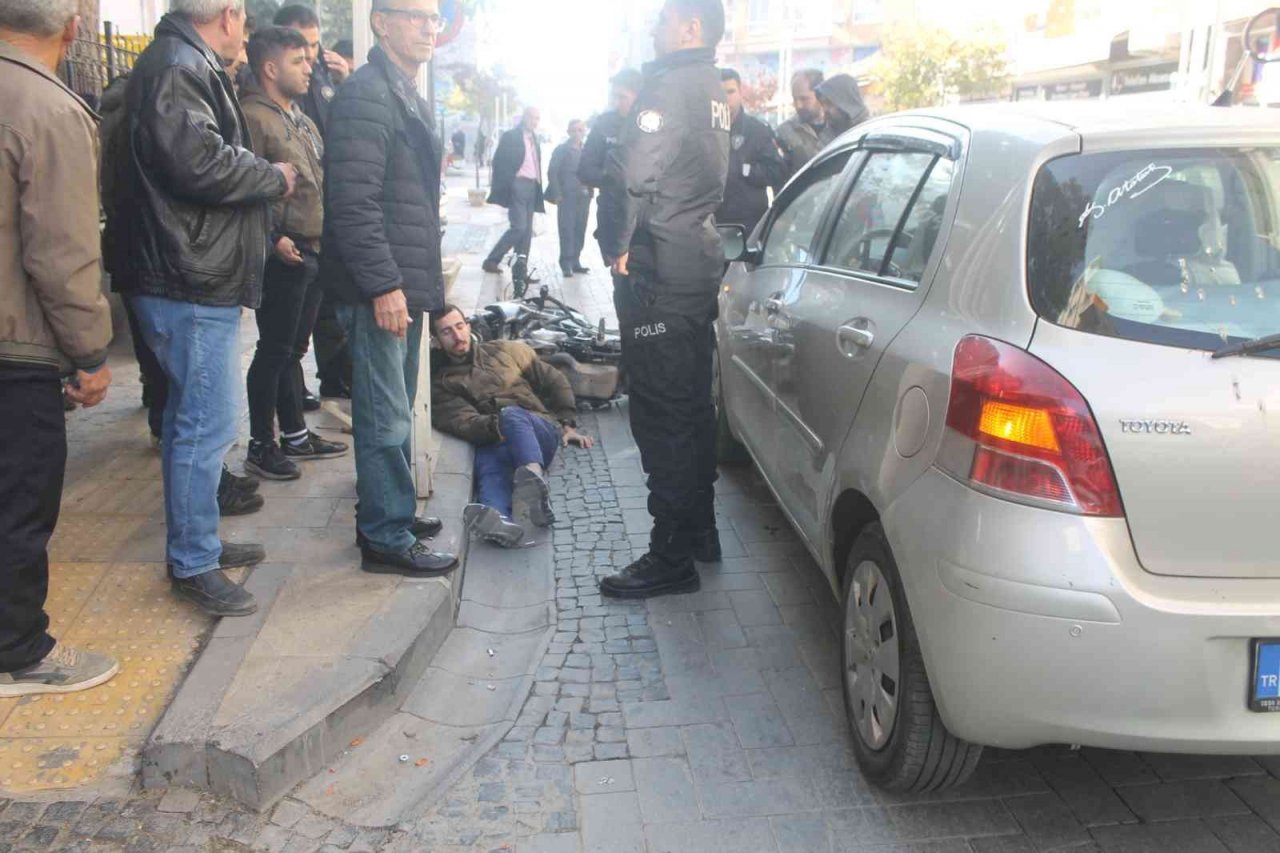 Otomobil ile motosiklet çarpıştı: 1 yaralı