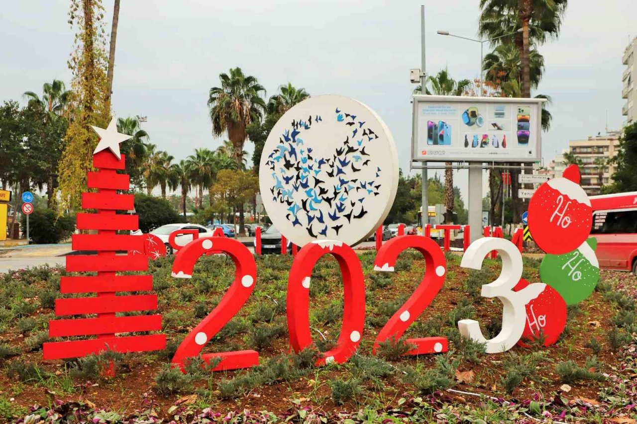Mersin caddeleri ve sokakları yılbaşı için süslendi