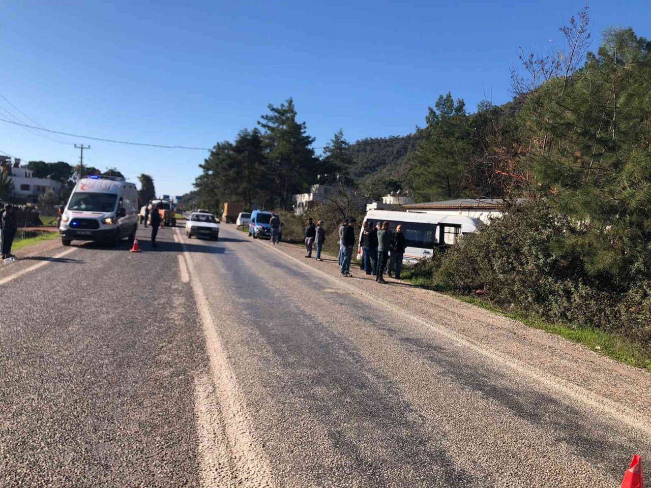 Minibüs yoldan çıkarak iş yeri duvarına çarptı: 6 yaralı