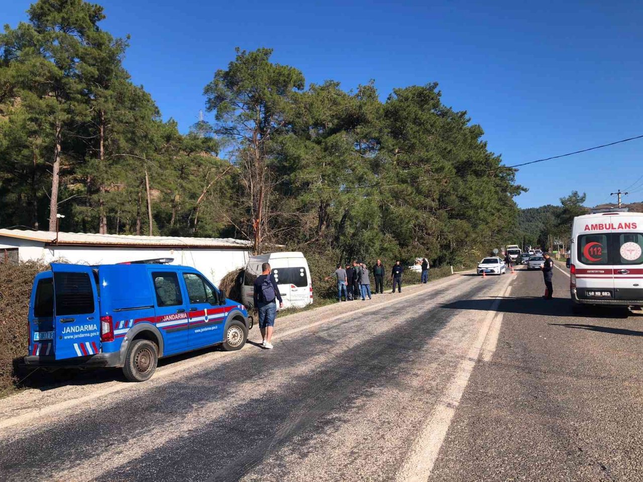 Minibüs yoldan çıkarak iş yeri duvarına çarptı: 6 yaralı