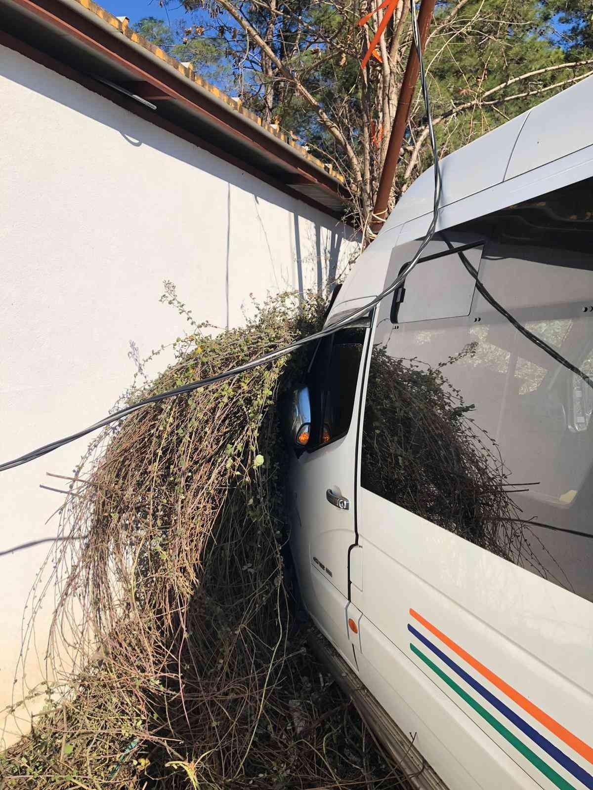 Minibüs yoldan çıkarak iş yeri duvarına çarptı: 6 yaralı