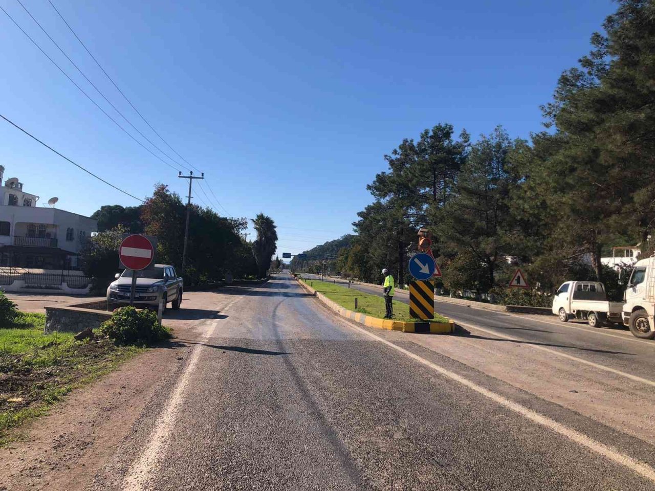 Minibüs yoldan çıkarak iş yeri duvarına çarptı: 6 yaralı