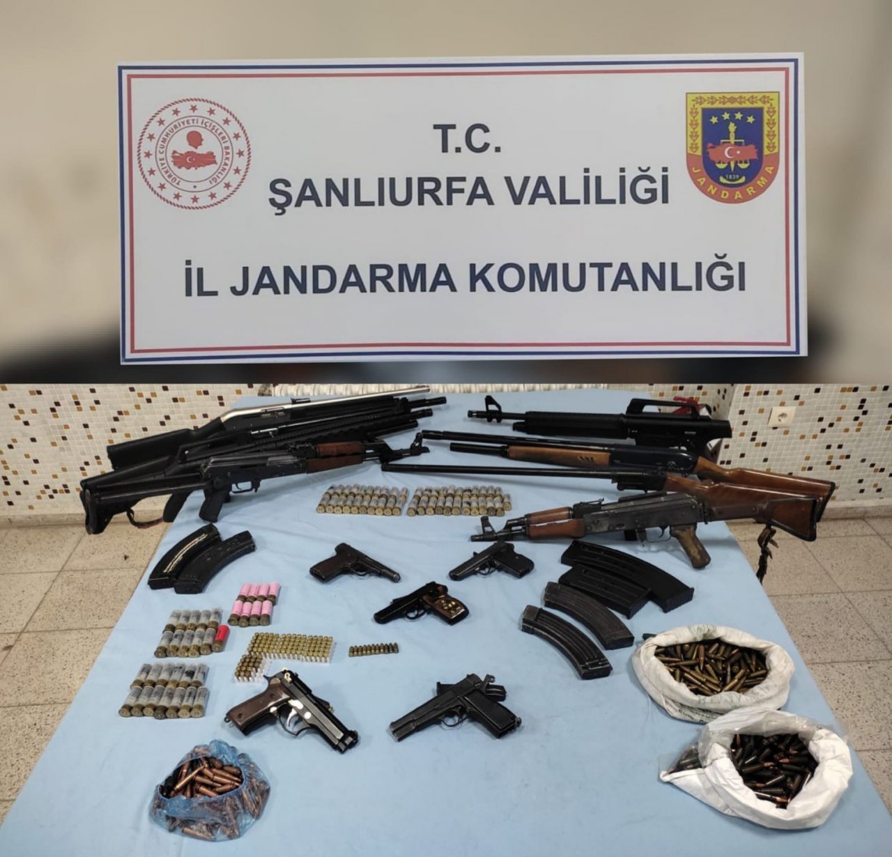 Şanlıurfa’da aranan cinayet şüphelileri çok sayıda silah ile yakalandı