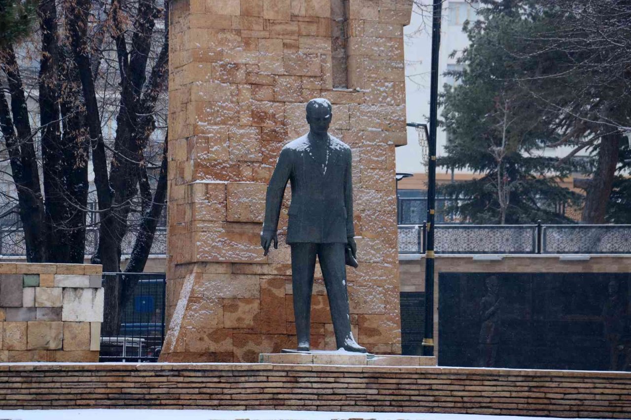 Şehir merkezine mevsimin ilk karı düştü